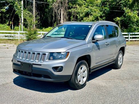Used 2017 Jeep Compass Latitude FWD image 3
