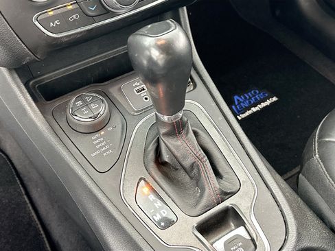 Used 2022 Jeep Cherokee Trailhawk AWD/4WD image 16