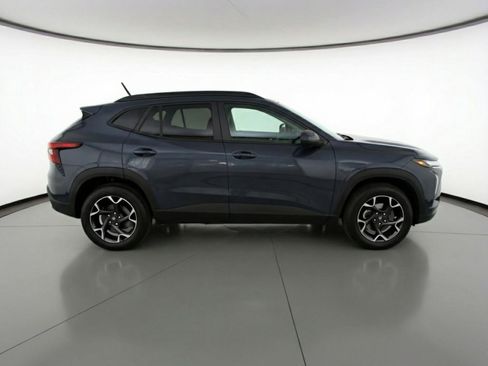Used 2025 Chevrolet Trax LT FWD image 11