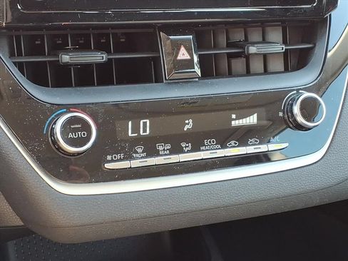 Used 2020 Toyota Corolla LE FWD image 25