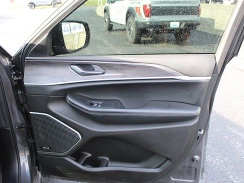 Used 2022 Jeep Grand Cherokee L Limited w/ MOPAR Finishing Package AWD/4WD image 12