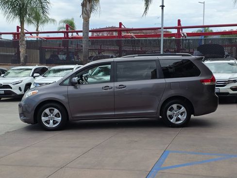 Used 2012 Toyota Sienna LE w/ Preferred Pkg FWD image 9