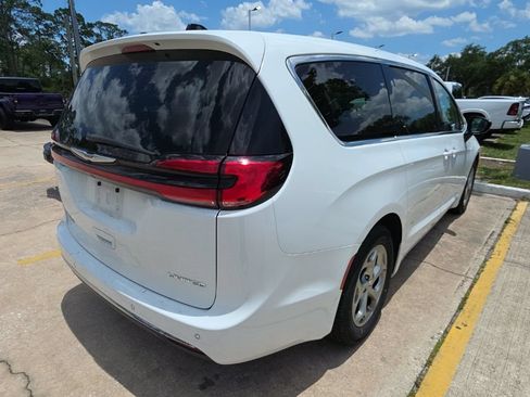 Certified 2024 Chrysler Pacifica Limited FWD image 11