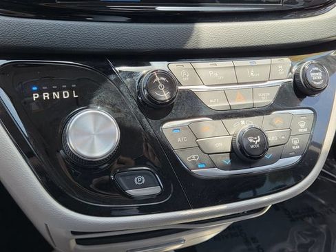 Used 2023 Chrysler Pacifica Touring-L FWD image 27