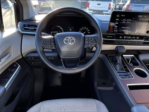 Used 2024 Toyota Sienna LE image 18