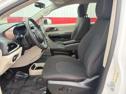 Used 2022 Chrysler Voyager LX FWD image 22