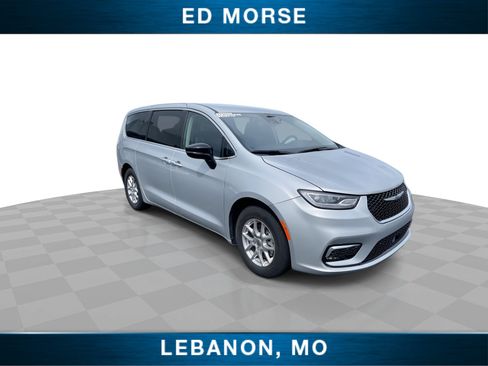 Used 2024 Chrysler Pacifica Touring-L FWD image 2