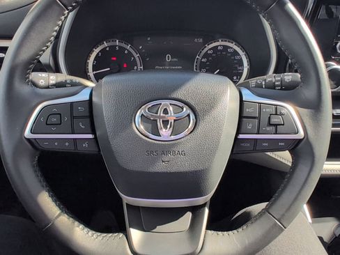 Used 2024 Toyota Highlander XLE AWD/4WD image 17