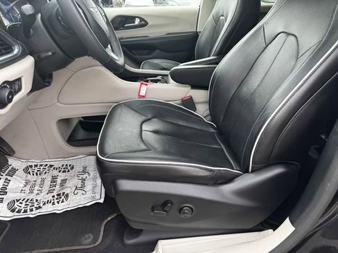 Certified 2023 Chrysler Pacifica Limited FWD image 24