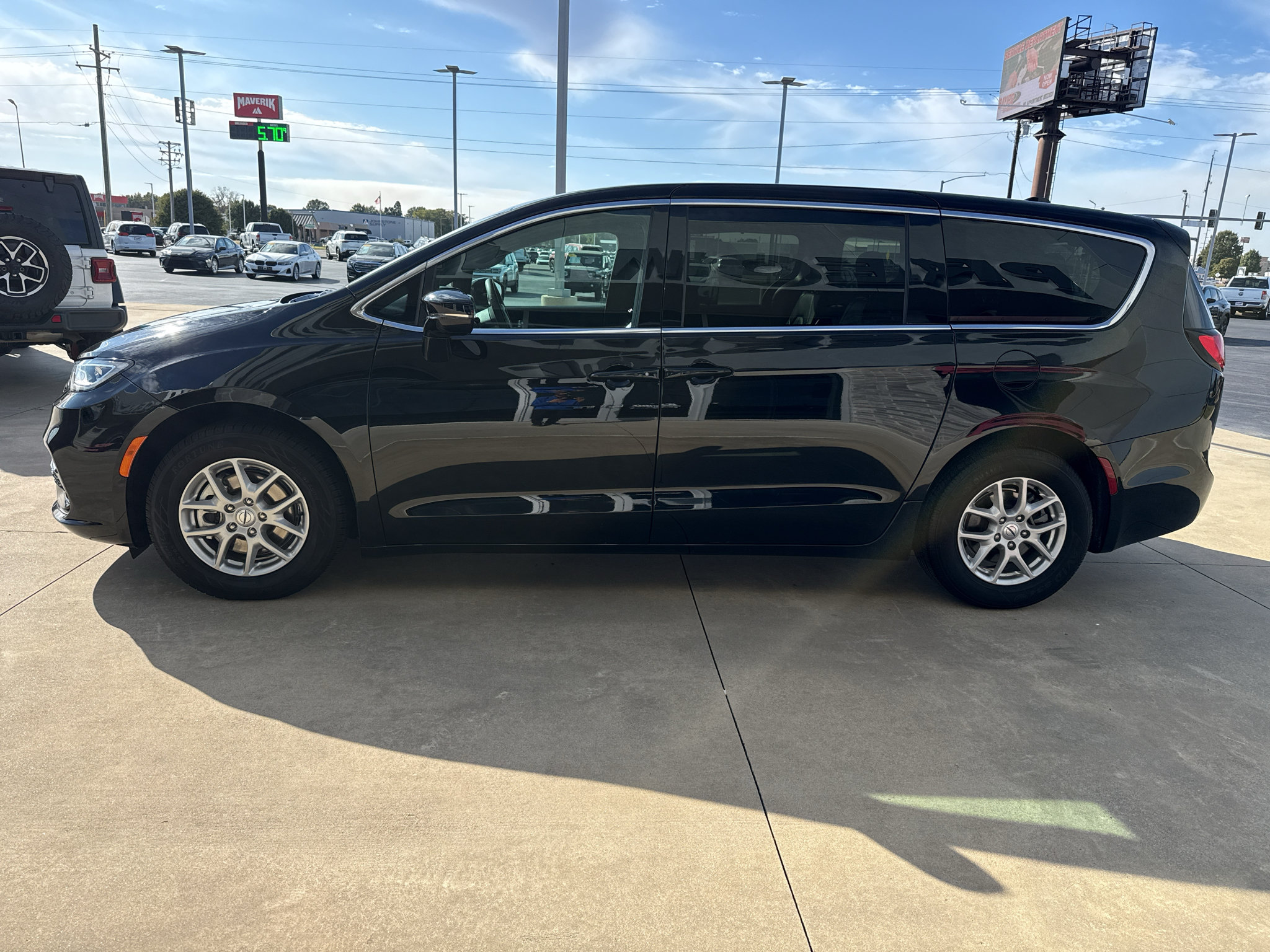 Used 2025 Chrysler Pacifica Select FWD image 4