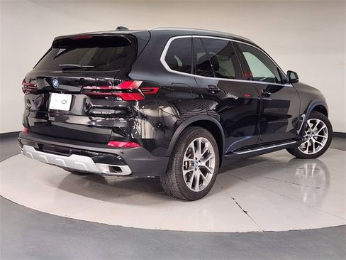 Used 2024 BMW X5 xDrive50e image 2
