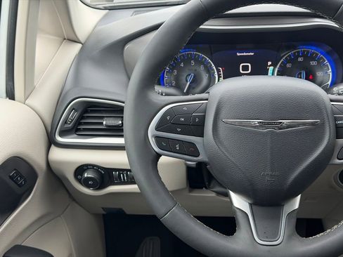 Used 2023 Chrysler Pacifica Touring-L FWD image 29