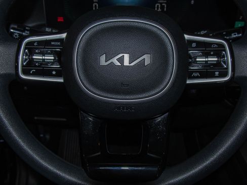 Used 2024 Kia Sorento LX image 11
