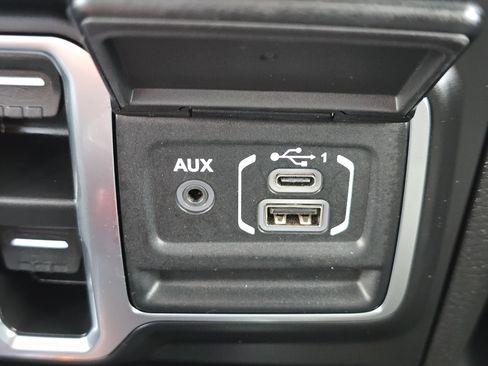 Used 2025 Jeep Wrangler Sahara image 26