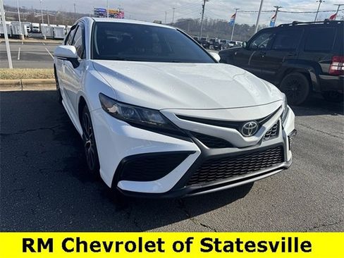 Used 2022 Toyota Camry SE image 2