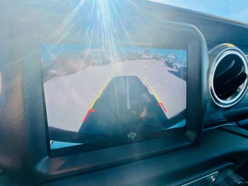 Used 2018 Jeep Wrangler Unlimited Sahara w/ Uconnect 4C Nav & Sound Group image 28