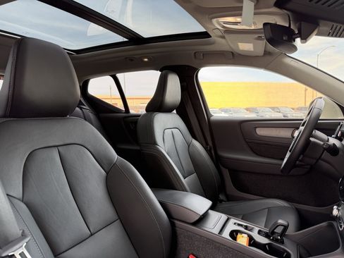 Used 2025 Volvo XC40 B5 Core w/ Climate Package image 41