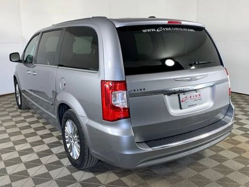 Used 2015 Chrysler Town & Country Touring-L w/ Driver Convenience Group FWD image 13