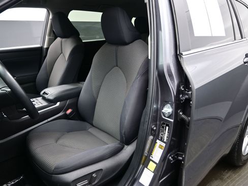 Used 2024 Toyota Highlander LE image 12