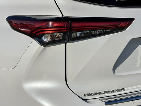 Used 2023 Toyota Highlander Platinum image 27