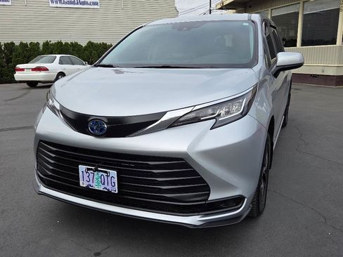 Used 2021 Toyota Sienna LE FWD image 3