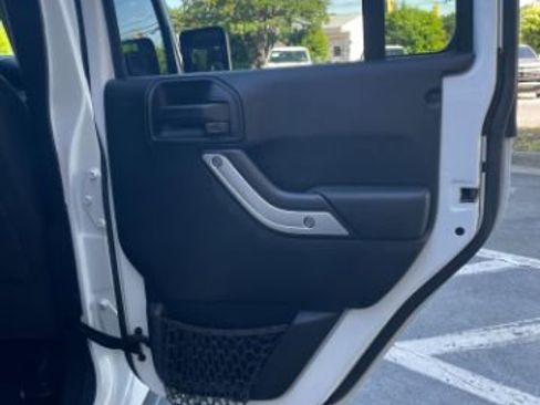 Used 2017 Jeep Wrangler Unlimited Sahara w/ Connectivity Group AWD/4WD image 22