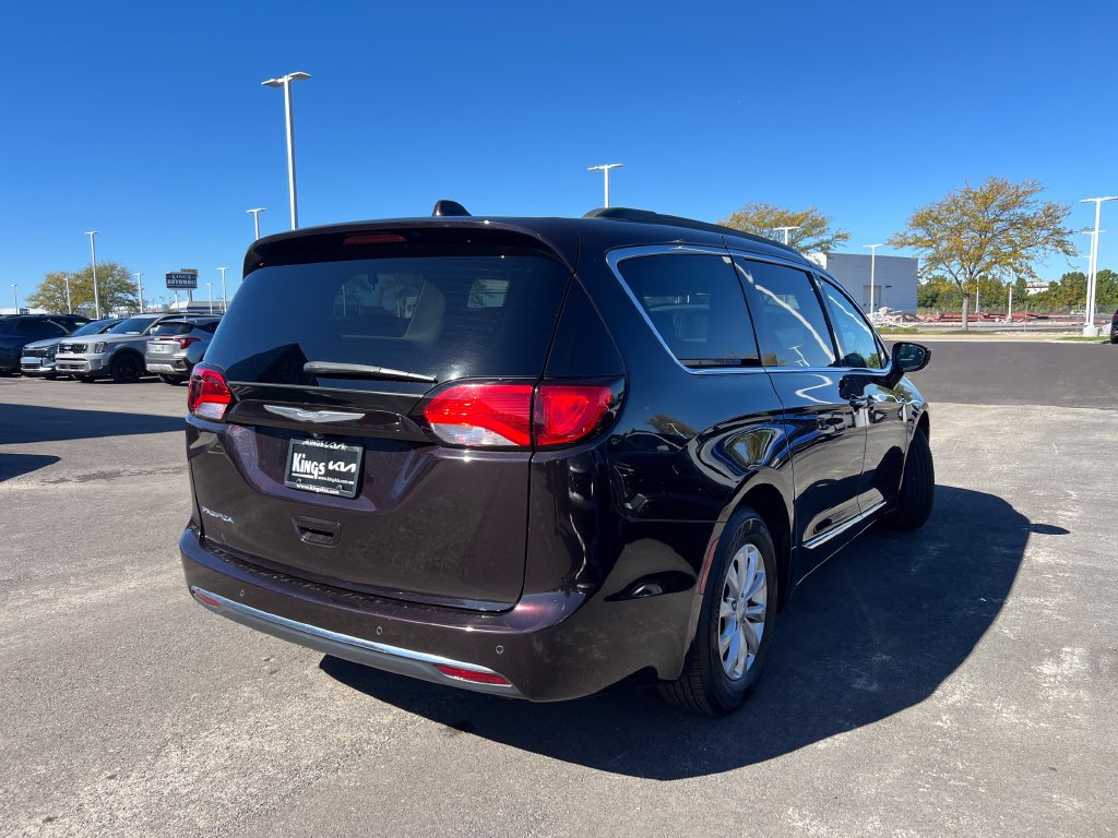 Used 2017 Chrysler Pacifica Touring-L FWD image 3