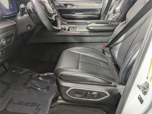 Certified 2024 Jeep Wagoneer Series II w/ Flexible Seating Group image 12