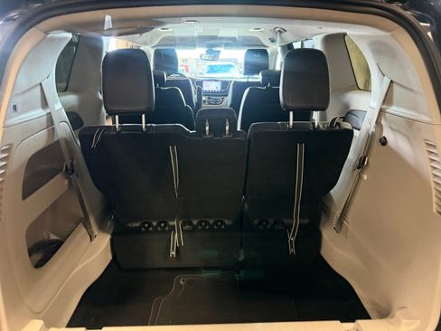 Used 2024 Chrysler Pacifica Touring-L FWD image 19