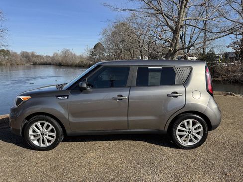 Used 2018 Kia Soul + image 10
