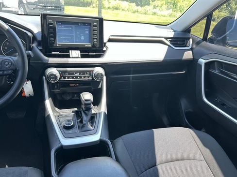 Used 2022 Toyota RAV4 LE AWD/4WD image 16