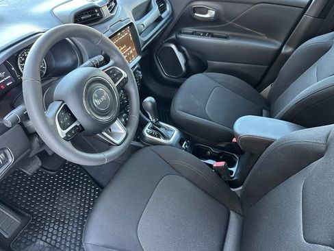 Used 2023 Jeep Renegade Latitude image 10