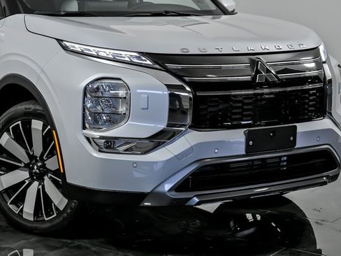 New 2025 Mitsubishi Outlander SE image 2