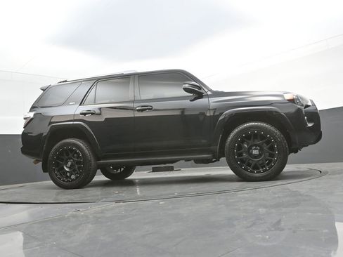 Used 2017 Toyota 4Runner SR5 AWD/4WD image 39