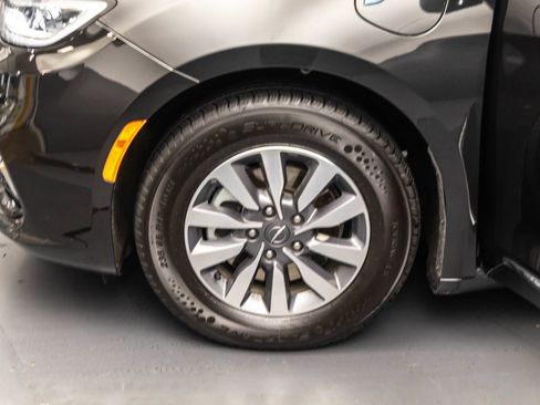 Used 2023 Chrysler Pacifica Limited FWD image 43