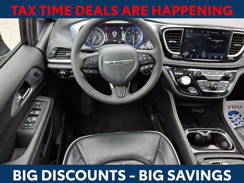 Used 2025 Chrysler Pacifica Limited image 11