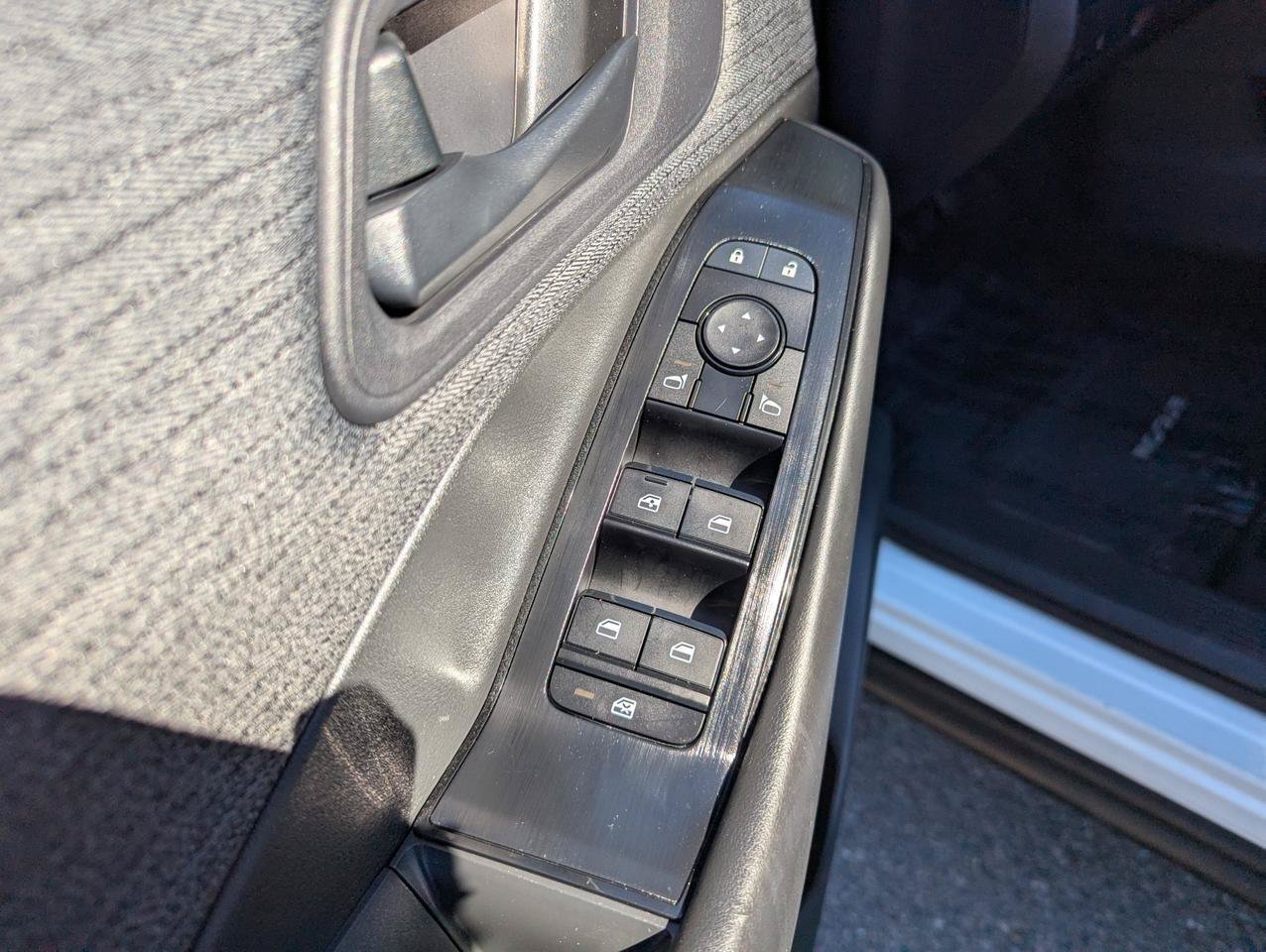 Used 2023 Nissan Rogue S AWD/4WD image 10