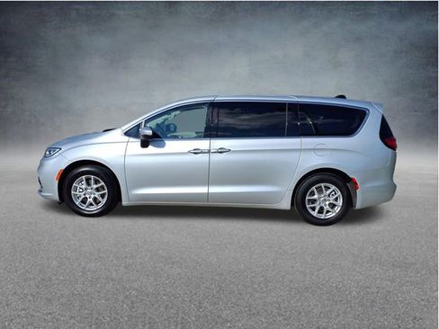 Used 2023 Chrysler Pacifica Touring-L FWD image 5