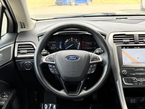 Used 2019 Ford Fusion SE FWD image 25
