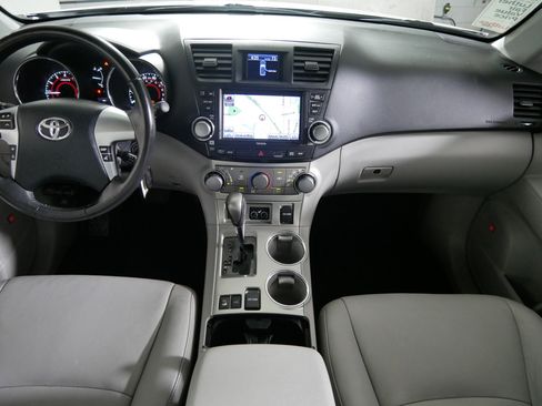Used 2012 Toyota Highlander SE w/ Tow Pkg AWD/4WD image 10