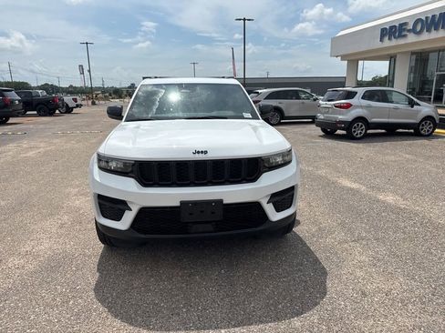 Used 2023 Jeep Grand Cherokee Altitude AWD/4WD image 4