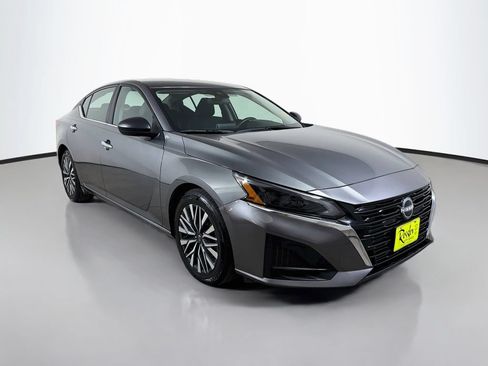 Used 2025 Nissan Altima 2.5 SV FWD image 4
