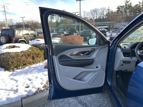 Used 2020 GMC Terrain SLE w/ Driver Convenience Package image 11