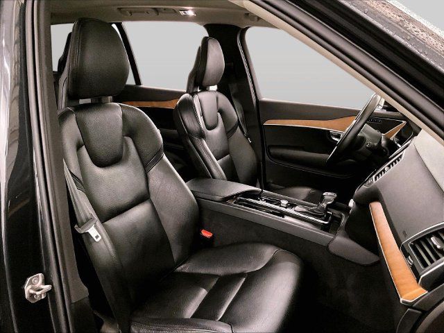 Used 2022 Volvo XC90 T6 Momentum w/ Climate Package AWD/4WD image 7