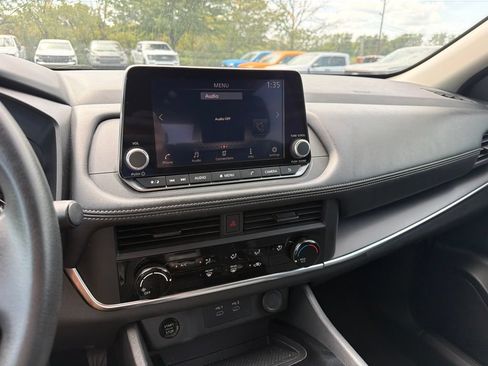 Used 2024 Nissan Rogue S AWD/4WD image 10