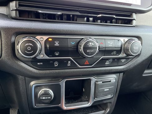 Used 2024 Jeep Gladiator Sport image 11