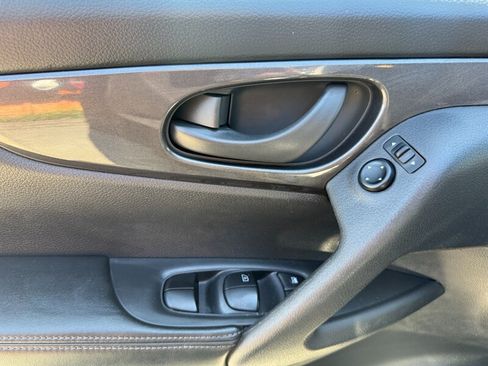 Used 2020 Nissan Rogue S FWD image 20