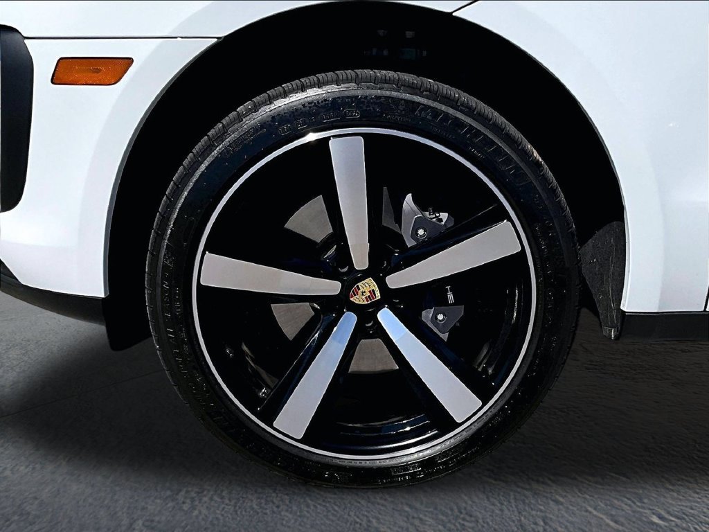 Certified 2026 Porsche Macan AWD/4WD image 11