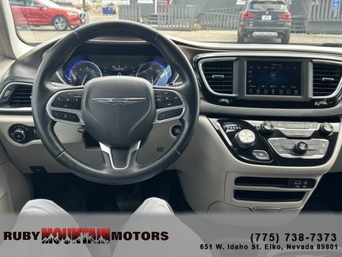 Used 2018 Chrysler Pacifica Touring-L FWD image 12