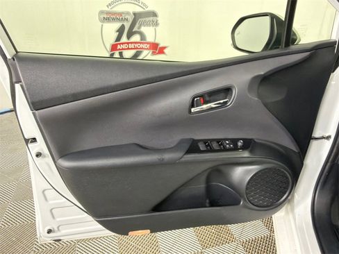 Used 2022 Toyota Prius LE image 10